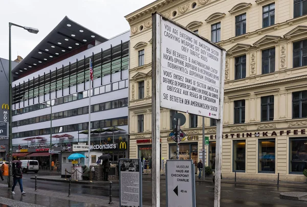 Blick Auf Den Berühmten Checkpoint Charlie April 2017 Berlin Checkpoint — Stockfoto