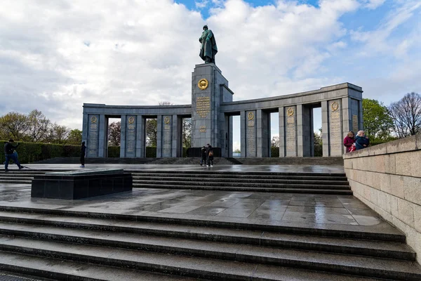 游客参观苏联战争纪念馆在2017年4月16日在德国柏林 这座纪念碑是苏联为纪念4月和1945年5月在柏林战役中死亡的80 000 名苏联武装部队士兵而竖立的 — 图库照片