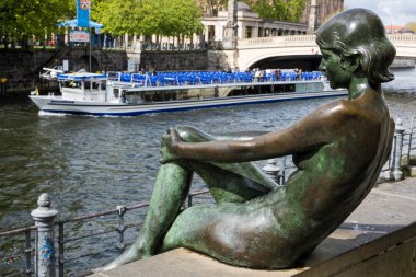 Üç kız ve bir oğlan heykel Berlin, Almanya'da Spree Nehri üzerinde 16 Nisan 2017 tarafından bir parçası. 1977-1979 yapılan bu güzel, canlı gibi rakamlar şehrin en iyi heykeller biri olarak kabul edilir.