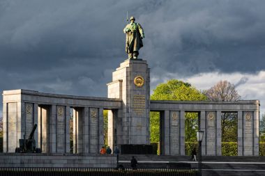 Turistler üzerinde 16 Nisan 2017, Berlin, Almanya Sovyet savaş anıtı ziyaret edin. Nisan ve Mayıs 1945 Berlin savaş sırasında ölen 80.000 askerler Sovyet kuvvetlerinin anmak için Sovyetler Birliği tarafından anıt dikildi.
