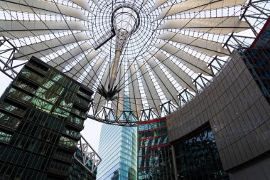 Modern mimarisi, Berlin, Almanya üzerinde 15 Nisan 2017 Potsdamer Platz'ta. Berlin Potsdamer Platz kentsel yenileme şehrin en çarpıcı örneği 1990'larda olduğunu..