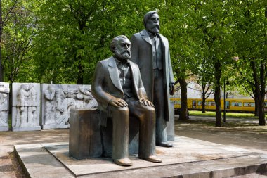 Karl Marx ve Friedrich Engels, Marx-Engels-Forum, 16 Nisan 2017 genel bir parkın, Berlin, Almanya, babalar komünist düşüncenin heykelleri.
