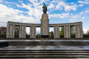 Turistler üzerinde 16 Nisan 2017, Berlin, Almanya Sovyet savaş anıtı ziyaret edin. Nisan ve Mayıs 1945 Berlin savaş sırasında ölen 80.000 askerler Sovyet kuvvetlerinin anmak için Sovyetler Birliği tarafından anıt dikildi.