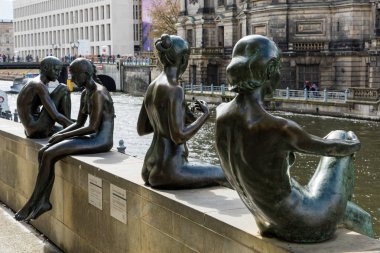 Üç kız ve bir erkek heykeli üzerinde 16 Nisan 2017 Spree Nehri, Berlin, Almanya. 1977-1979 yapılan canlı gibi görünen bu rakamlar şehrin en iyi heykeller biri olarak kabul edilir.