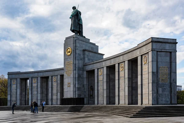 游客参观苏联战争纪念馆在2017年4月16日在德国柏林 这座纪念碑是苏联为纪念4月和1945年5月在柏林战役中死亡的80 000 名苏联武装部队士兵而竖立的 — 图库照片