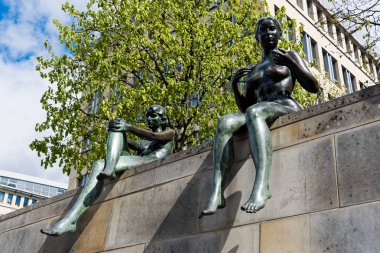 Üç kız ve bir oğlan heykel Berlin, Almanya'da Spree Nehri üzerinde 16 Nisan 2017 tarafından bir parçası. 1977-1979 yapılan canlı gibi görünen bu rakamlar şehrin en iyi heykeller biri olarak kabul edilir.