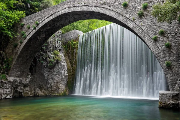 Tradizionale Ponte Pietra Cascata Vicino Villaggio Paleokaria Tessaglia Grecia — Foto Stock