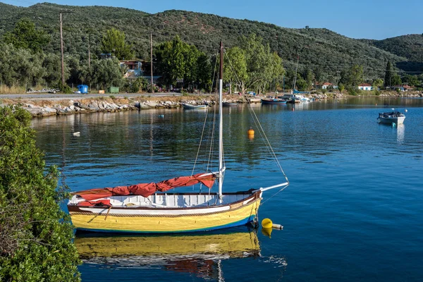 Vários Barcos Uma Costa Marítima Perto Monte Pelion Tessália Grécia — Fotografia de Stock