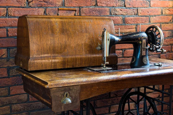 Old Sewing Machine Its Wooden Table Wall Red Bricks Greec — Stock Photo, Image