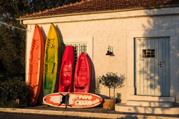 Varias Canoas Colores Alquiler Apoyadas Contra Pared Una Casa Tradicional —  Fotos de Stock
