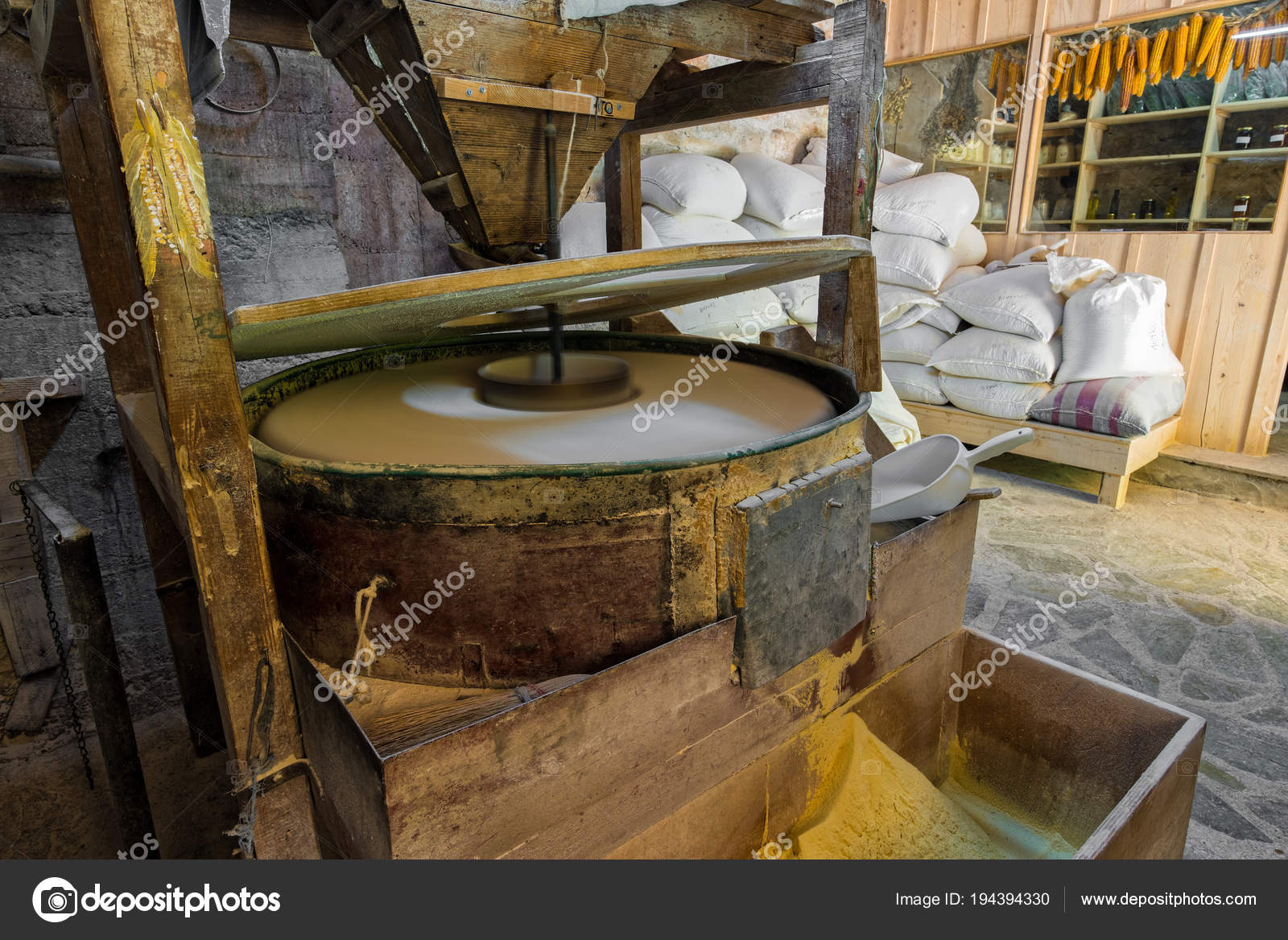 Vue Intérieur Moulin Eau Traditionnel Produisant Farine Maïs