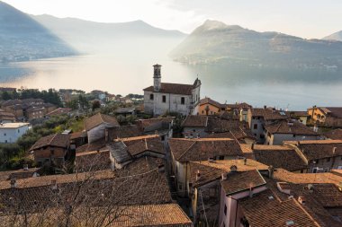 Eski evleri ve kilise ile lake Iseo İtalya görmek