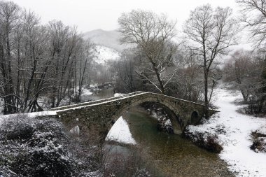 Yunanistan 'ın Epirus kentindeki geleneksel Kamber Agas Köprüsü' nün kışın manzarası 