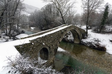Yunanistan 'ın Epirus kentindeki geleneksel Kamber Agas Köprüsü' nün kışın manzarası 