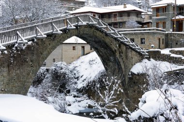 Yunanistan 'ın Epirus kentindeki Vovousa köyündeki geleneksel taş köprüye kışın manzara