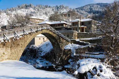 Yunanistan 'ın Epirus kentindeki Vovousa köyündeki geleneksel taş köprüye kışın manzara