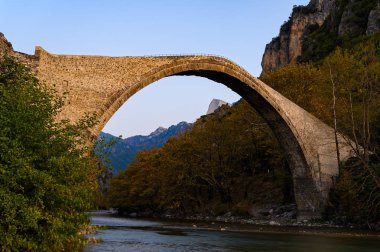 Yunanistan 'ın Epirus kentindeki Konitsa' nın geleneksel taş köprüsü