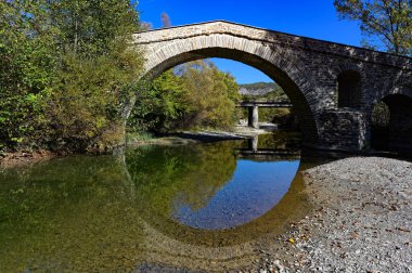 Yunanistan 'ın kuzeybatısındaki Grevena yakınlarındaki Ziaka' nın geleneksel taş köprüsünün manzarası
