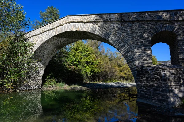 Yunanistan Kuzeybatısındaki Grevena Yakınlarındaki Ziaka Nın Geleneksel Taş Köprüsünün Manzarası — Stok fotoğraf