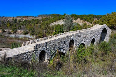 Yunanistan 'ın kuzeybatısındaki Grevena yakınlarındaki Pramoritsa' nın geleneksel taş köprüsünün manzarası