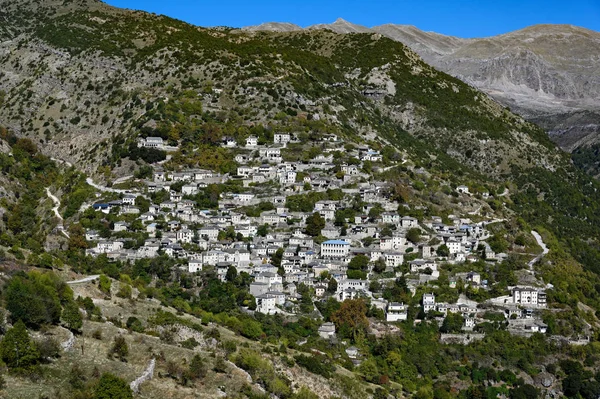 Yunanistan Epirus Kentindeki Tzoumerka Dağlarındaki Geleneksel Syrrako Köyünün Manzarası — Stok fotoğraf