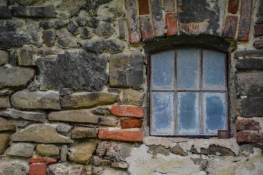 bir cam pencere ile eski duvar