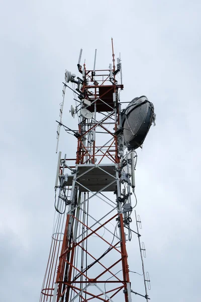 以天空背景的通信天线塔 — 图库照片