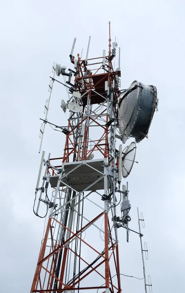 Komunikat wieży anteny z tło nieba — Zdjęcie stockowe