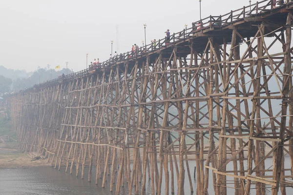 Puente de madera Lun, Sangkhla Buri, Kanchanaburi, Tailandia — Foto de Stock
