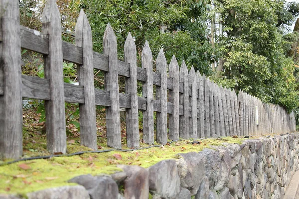 Dřevěný plot na kamenné zdi v Japonsku — Stock fotografie