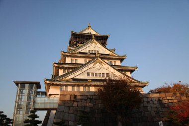 Osaka Kalesi önünde