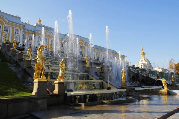 ST PETERSBURG, RUSSLAND - 7. Oktober 2014: Großer Kaskadenbrunnen im Schloss Peterhof. Schloss Peterhof auf der UNESCO-Liste des Weltkulturerbes. — Stockfoto