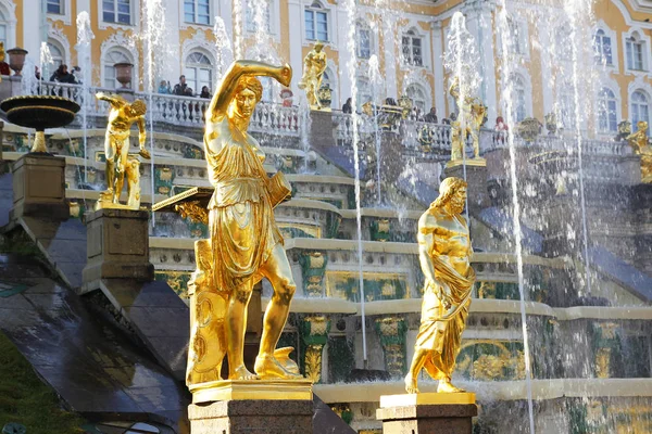 Fontaines de la Grande Cascade au Palais de Peterhof, Saint-Pétersbourg . — Photo