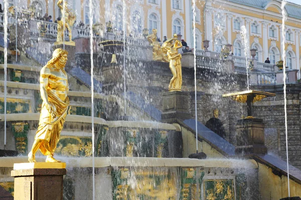 СТ-ПЕТЕРБУРГ, РОССИЯ - 7 октября 2014 г.: Большие каскадные фонтаны в Петергофском дворце. Петергофский дворец включен в список Всемирного наследия ЮНЕСКО . — стоковое фото