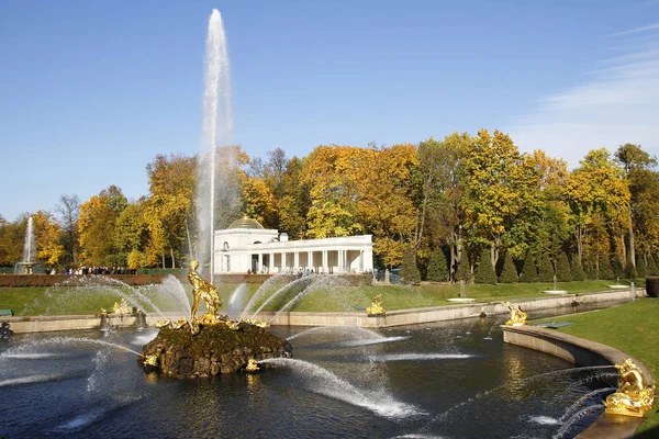 St petersburg, russland - 7. oktober 2014: große kaskadenbrunnen — Stockfoto