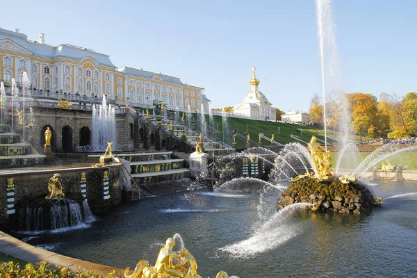 St Petersburg, Rusko - 7. října 2014: Grand kaskádové fontány — Stock fotografie