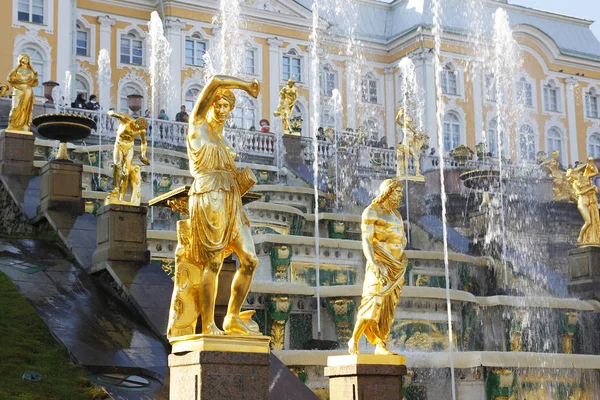 St Petersburg, Rusya - 7 Ekim 2014: Grand Cascade çeşmeler
