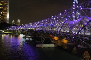 Arka planda Marina Körfezi Kumları olan Helix Köprüsü, Singapur.