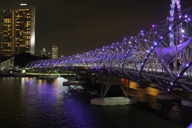 Singapur - 12 Nisan 2016: Marina Bay Sands ile Helix Bridge'de arka plan, Singapur.