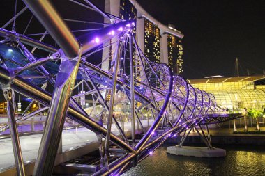 Arka planda Marina Körfezi Kumları olan Helix Köprüsü, Singapur