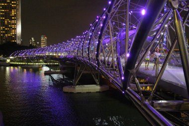 Singapur - 12 Nisan 2016: Marina Bay Sands ile Helix köprü