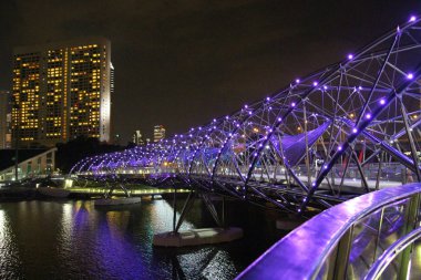 Singapur - 12 Nisan 2016: Marina Bay Sands ile Helix köprü