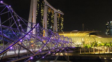 Arka planda Marina Körfezi Kumları olan Helix Köprüsü, Singapur.