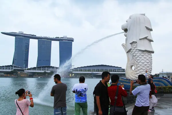 Merlion Singapore, Singapore - 10 April 2016: Weergave van de nacht van de zonde — Stockfoto