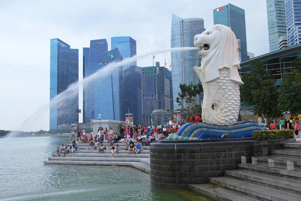 Singapur - April11, 2016: Merlion fontanna bicze wodne woda w — Zdjęcie stockowe