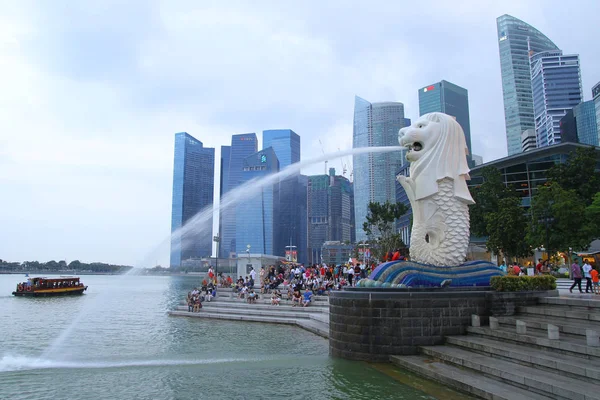 SINGAPOUR - 11 avril 2016 : La fontaine Merlion déverse de l'eau dans — Photo