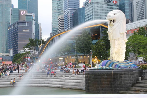 Singapur Abril 2016 Fuente Merlion Arroja Agua Frente Horizonte Singapur —  Fotos de Stock