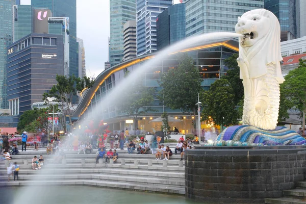 Singapore - April11, 2016: De Merlion fontein waterspuwers water in — Stockfoto