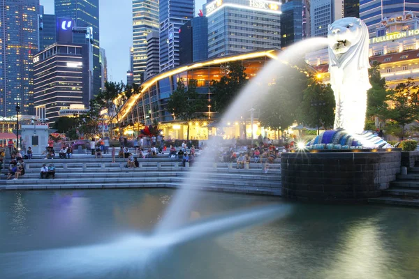 Singapore - April11, 2016: De Merlion fontein waterspuwers water in — Stockfoto