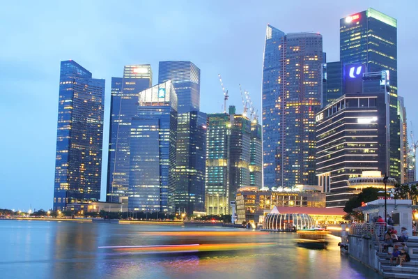 Singapur - 11 Nisan 2016: Singapor şehir merkezinde kentsel peyzaj — Stok fotoğraf